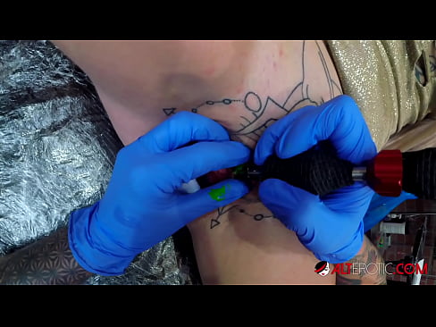 ❤️ Extreem getatoeëerde hottie Sully Savage kreeg een tatoeage op haar clitoris ️ Fuck video at us nl.it-com.top ☑